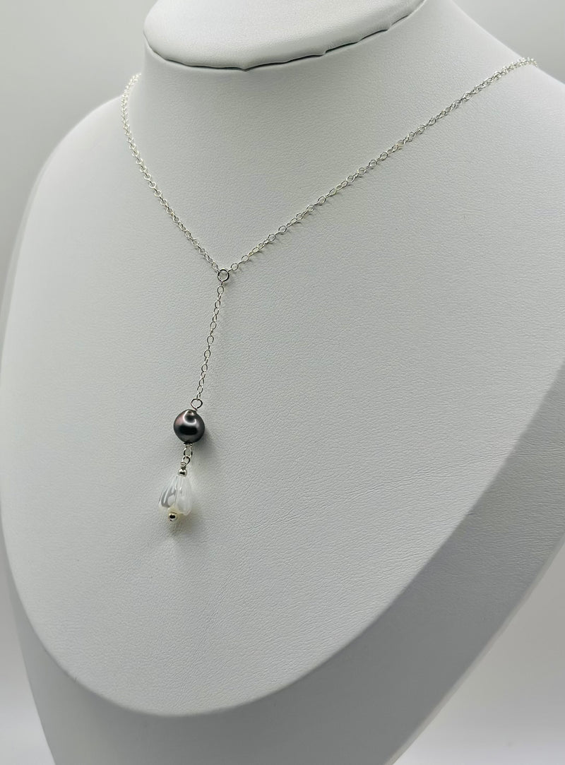 Black Tahitian Pearl features with a mother of Pearl into a Pikake flower (silver)